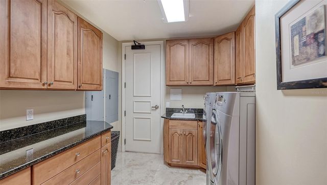 464 GOLDEN GATE POINT 702, Sarasota, FL 34236