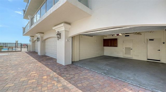 464 GOLDEN GATE POINT 702, Sarasota, FL 34236