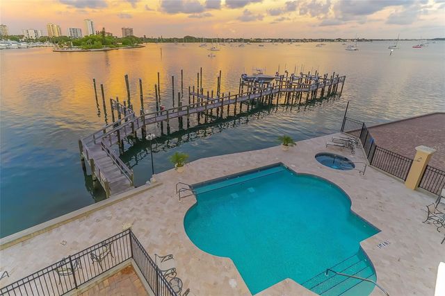 464 GOLDEN GATE POINT 702, Sarasota, FL 34236