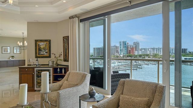 464 GOLDEN GATE POINT 702, Sarasota, FL 34236