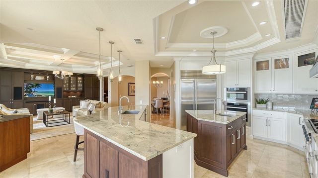 464 GOLDEN GATE POINT 702, Sarasota, FL 34236