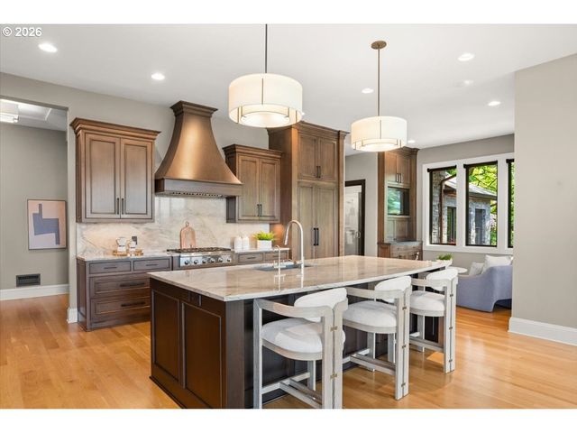 5828 Sw CHELTENHAM Dr, Portland, OR 97239