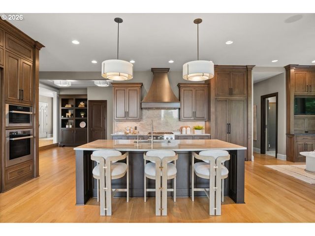 5828 Sw CHELTENHAM Dr, Portland, OR 97239