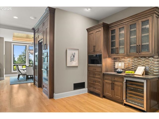 5828 Sw CHELTENHAM Dr, Portland, OR 97239