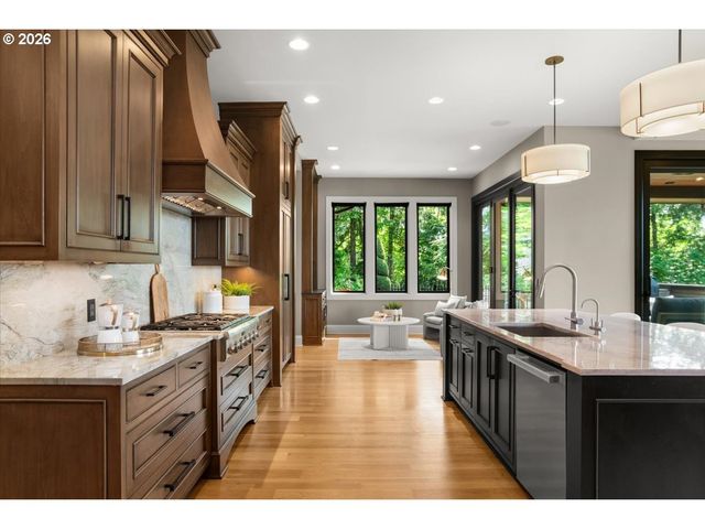 5828 Sw CHELTENHAM Dr, Portland, OR 97239