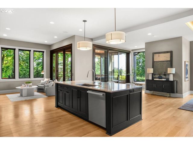 5828 Sw CHELTENHAM Dr, Portland, OR 97239