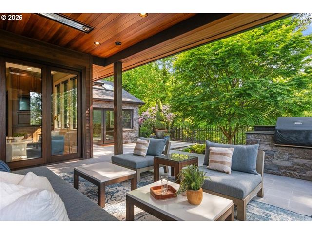 5828 Sw CHELTENHAM Dr, Portland, OR 97239
