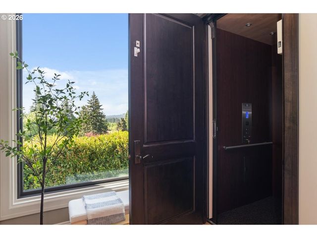5828 Sw CHELTENHAM Dr, Portland, OR 97239
