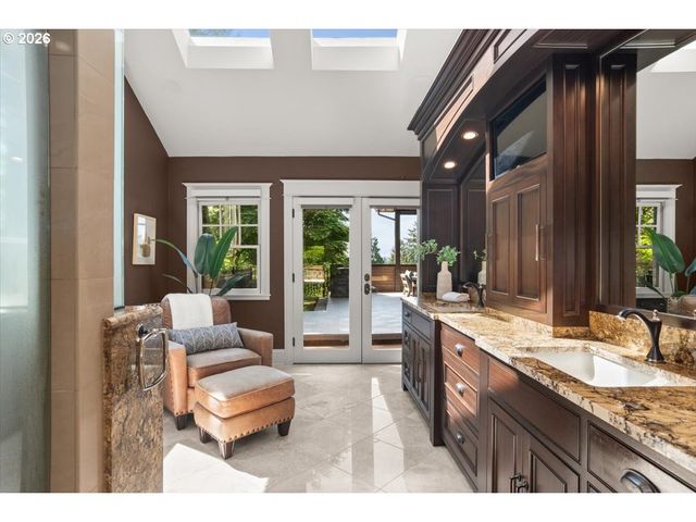 5828 Sw CHELTENHAM Dr, Portland, OR 97239
