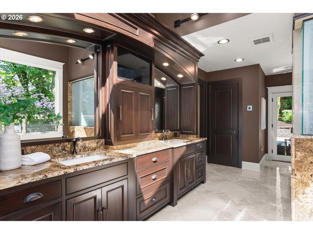 5828 Sw CHELTENHAM Dr, Portland, OR 97239