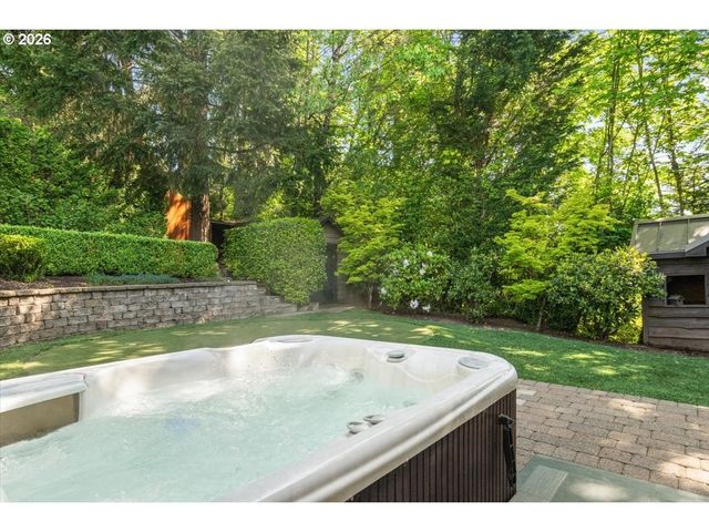 5828 Sw CHELTENHAM Dr, Portland, OR 97239
