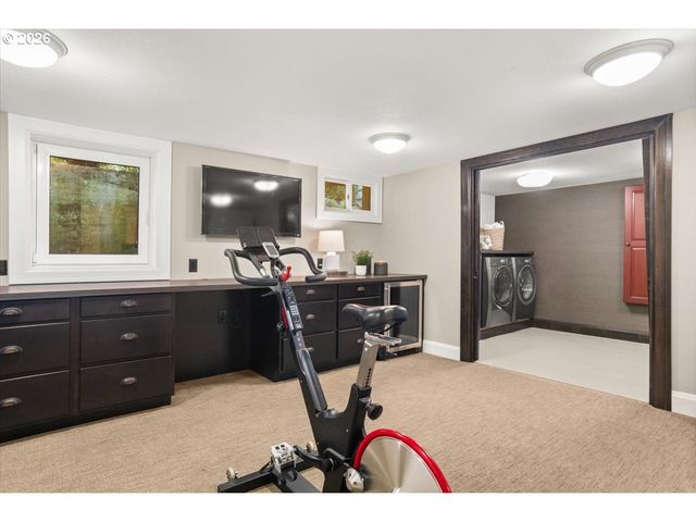 5828 Sw CHELTENHAM Dr, Portland, OR 97239