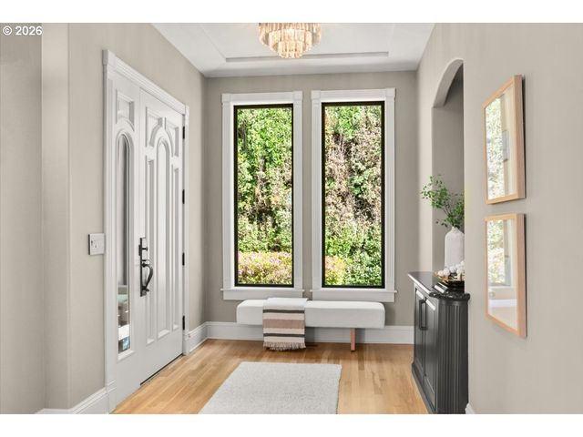 5828 Sw CHELTENHAM Dr, Portland, OR 97239