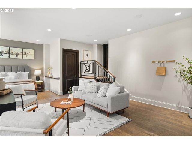 5828 Sw CHELTENHAM Dr, Portland, OR 97239