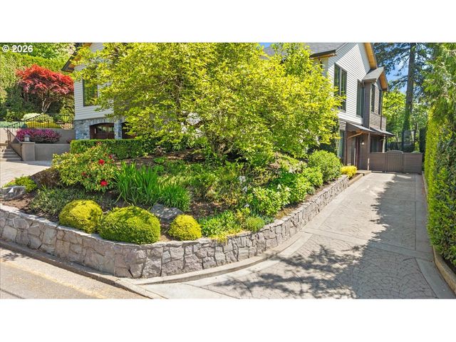 5828 Sw CHELTENHAM Dr, Portland, OR 97239