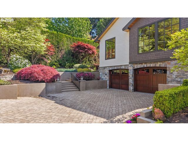 5828 Sw CHELTENHAM Dr, Portland, OR 97239