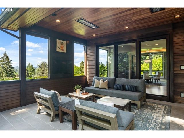 5828 Sw CHELTENHAM Dr, Portland, OR 97239