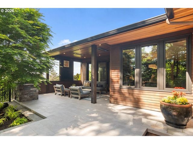 5828 Sw CHELTENHAM Dr, Portland, OR 97239