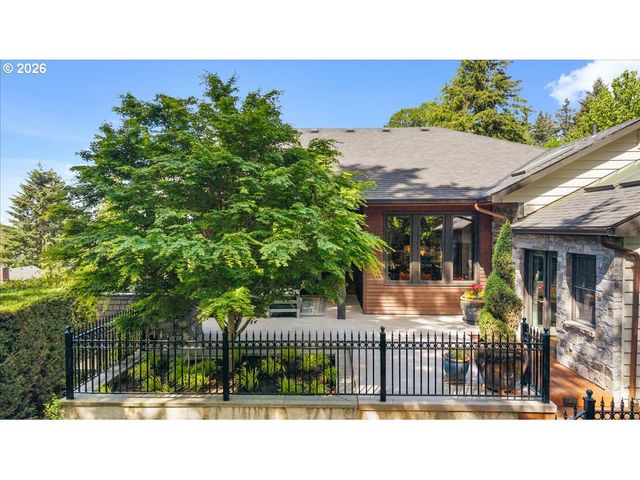 5828 Sw CHELTENHAM Dr, Portland, OR 97239