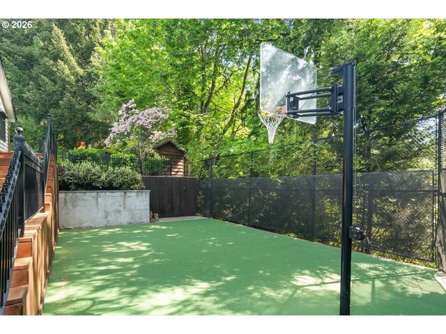 5828 Sw CHELTENHAM Dr, Portland, OR 97239