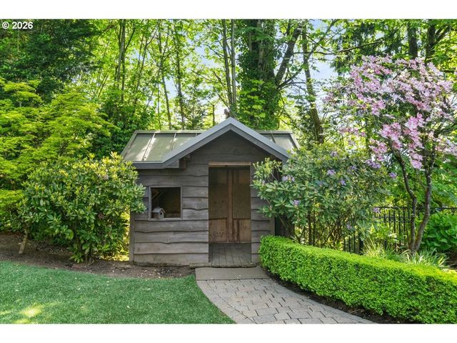 5828 Sw CHELTENHAM Dr, Portland, OR 97239