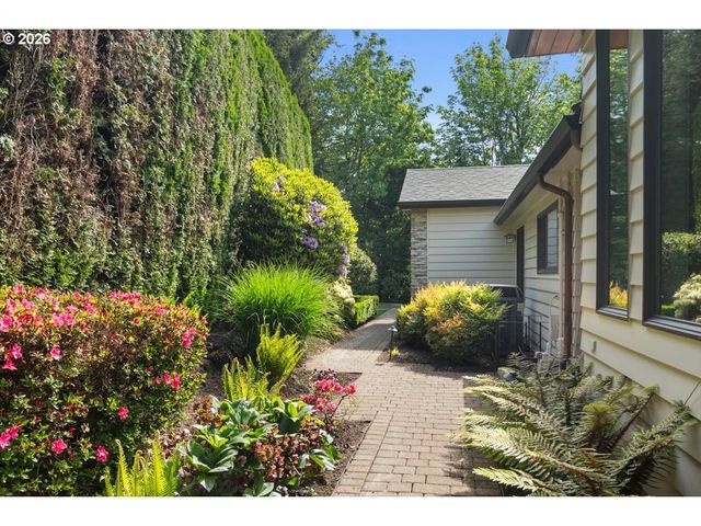5828 Sw CHELTENHAM Dr, Portland, OR 97239