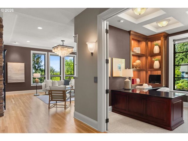 5828 Sw CHELTENHAM Dr, Portland, OR 97239