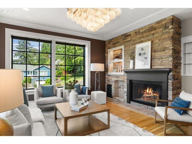 5828 Sw CHELTENHAM Dr, Portland, OR 97239