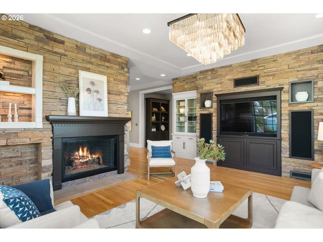 5828 Sw CHELTENHAM Dr, Portland, OR 97239
