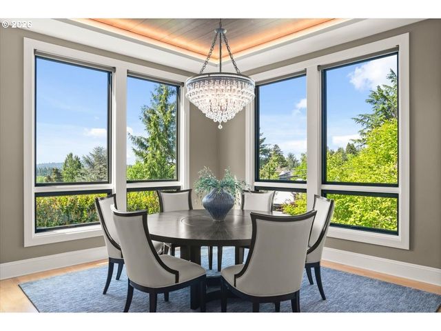 5828 Sw CHELTENHAM Dr, Portland, OR 97239