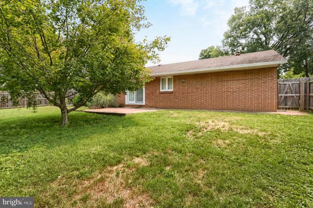 26 AMHERST DR, Camp Hill, PA 17011
