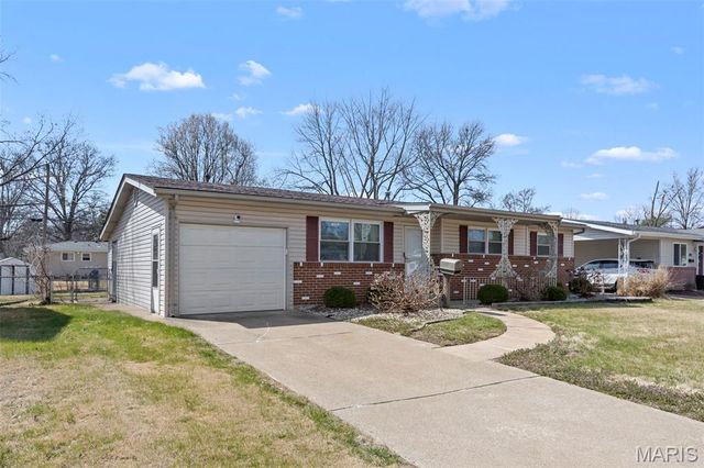 490 Jana Drive, Florissant, MO 63031