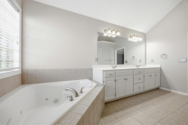 5117 W 162nd Street, Stilwell, KS 66085