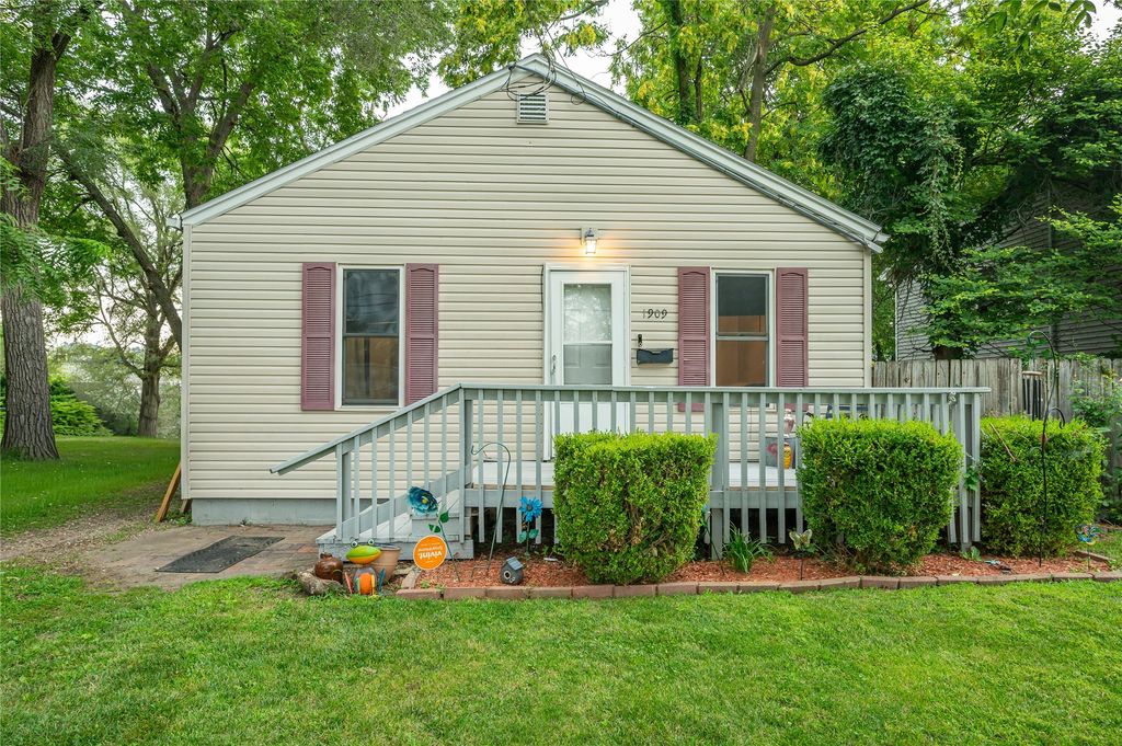 1909 E 25th Street, Des Moines, IA 50317