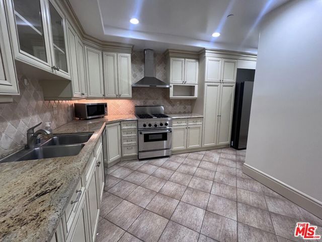 137 S Spalding Drive 402, Beverly Hills, CA 90212