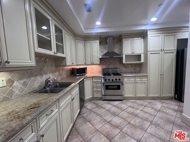 137 S Spalding Drive 402, Beverly Hills, CA 90212