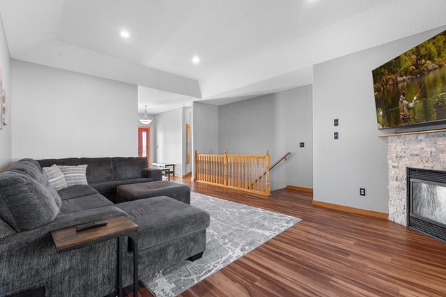 805 23rd St Circle NE, Kasson, MN 55944