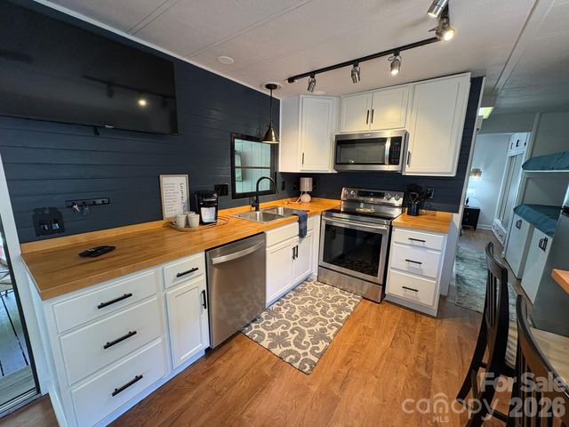 232 Trillium Road, Newland, NC 28657