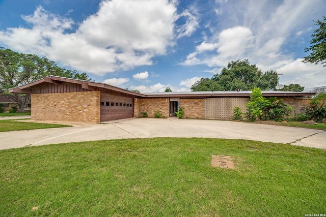 206 Jay Drive, Devine, TX 78016