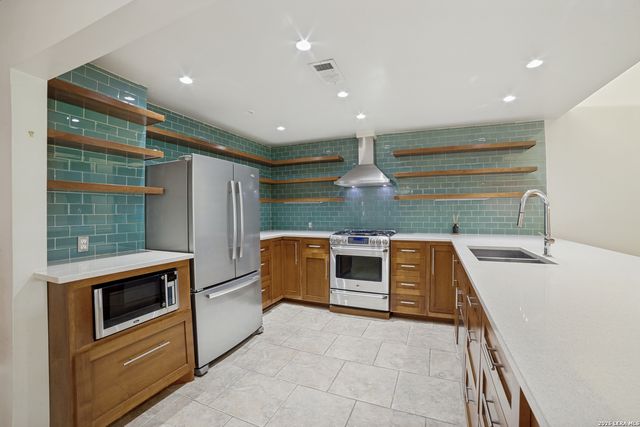 206 Jay Drive, Devine, TX 78016