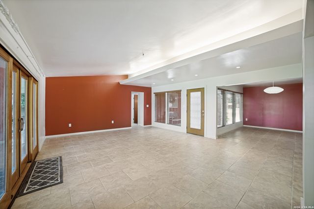 206 Jay Drive, Devine, TX 78016
