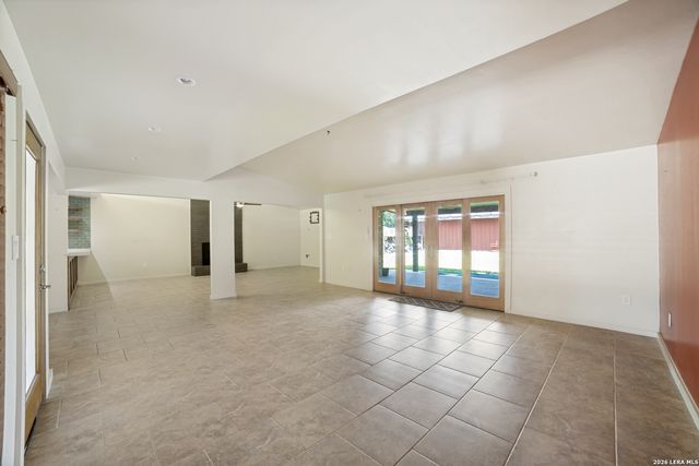 206 Jay Drive, Devine, TX 78016