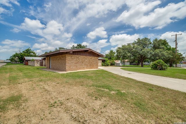 206 Jay Drive, Devine, TX 78016