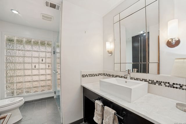 206 Jay Drive, Devine, TX 78016