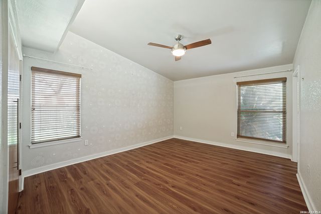206 Jay Drive, Devine, TX 78016