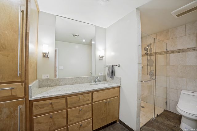 206 Jay Drive, Devine, TX 78016