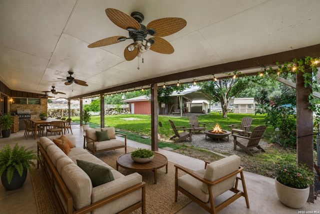 206 Jay Drive, Devine, TX 78016