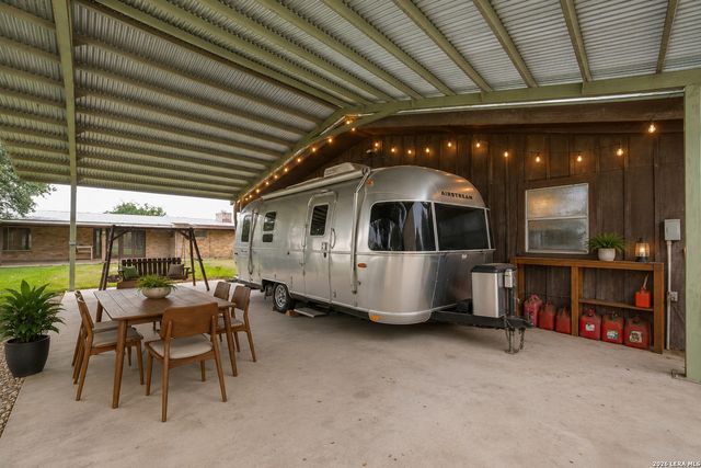 206 Jay Drive, Devine, TX 78016