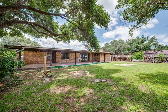 206 Jay Drive, Devine, TX 78016