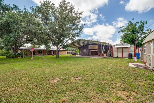 206 Jay Drive, Devine, TX 78016